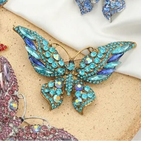 💙 NEW Betsey Johnson Elegant Blue Butterfly Crystal Brooch 💙 - Picture 2 of 3